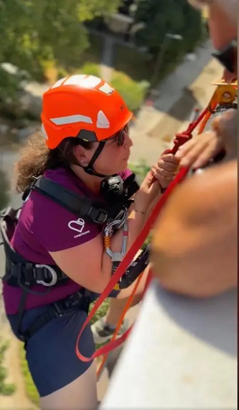 Collaborateur d'entreprise s'initiant au rappel lors d'un team building RSE Marathon du Vertige