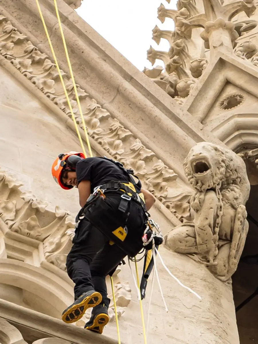 Nancy Bon, cordiste, en intervention sur la façade de Notre-Dame de Paris