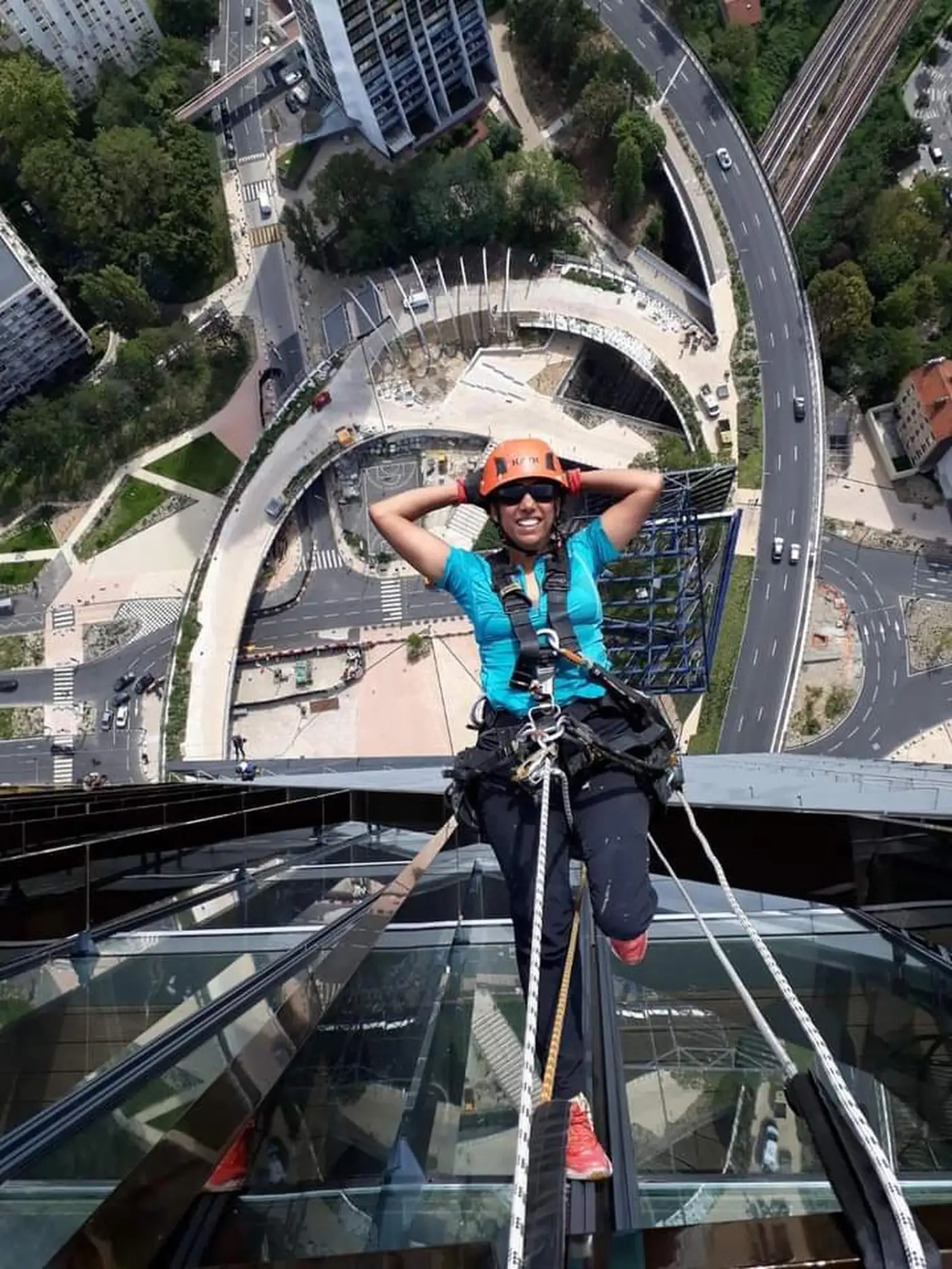 Claire, Athlète du Vertige, en rappel au-dessus de la Cité du Vin, à Bordeaux